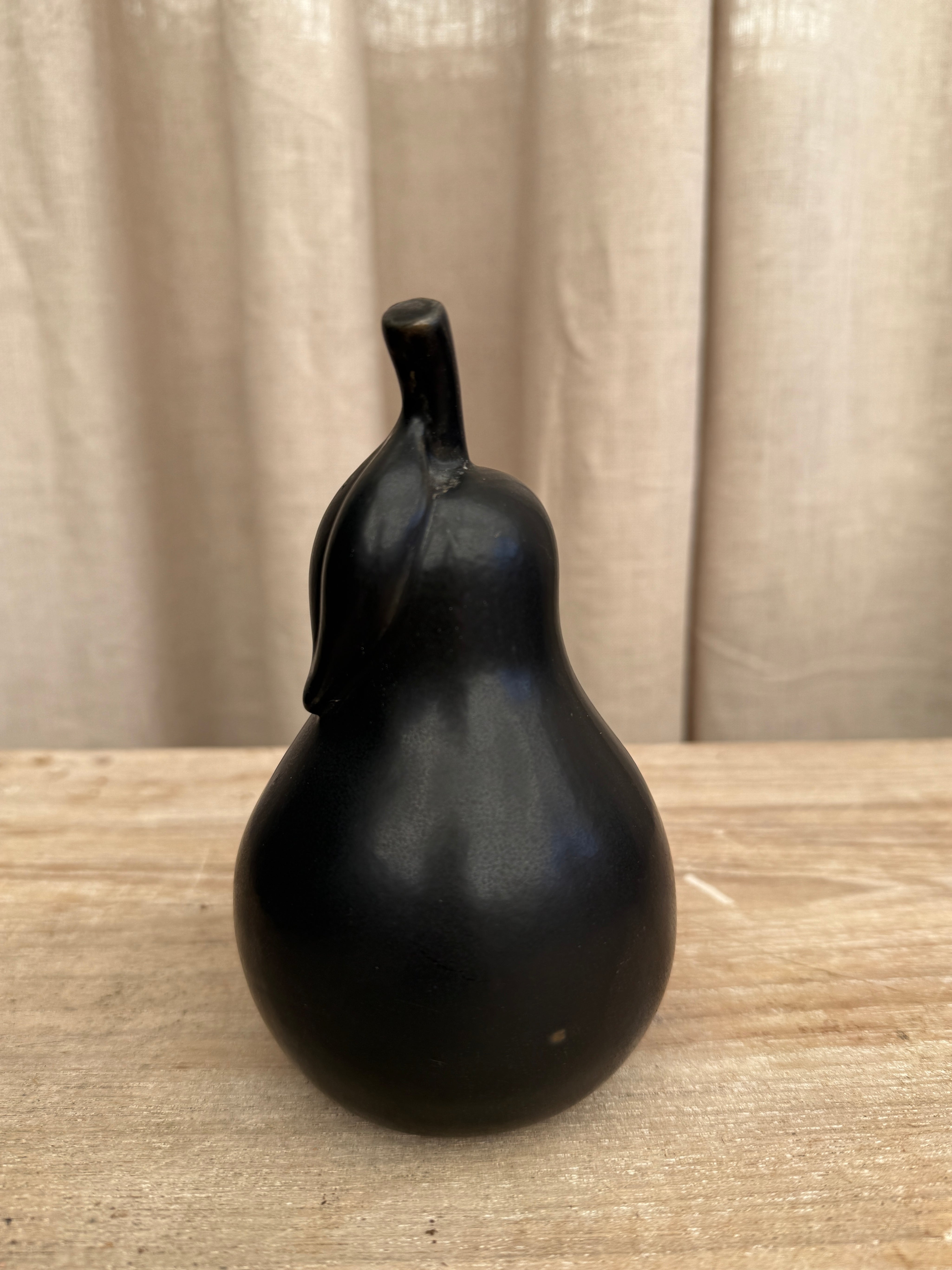 Svart päron i keramik