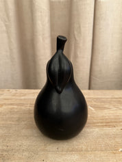 Svart päron i keramik