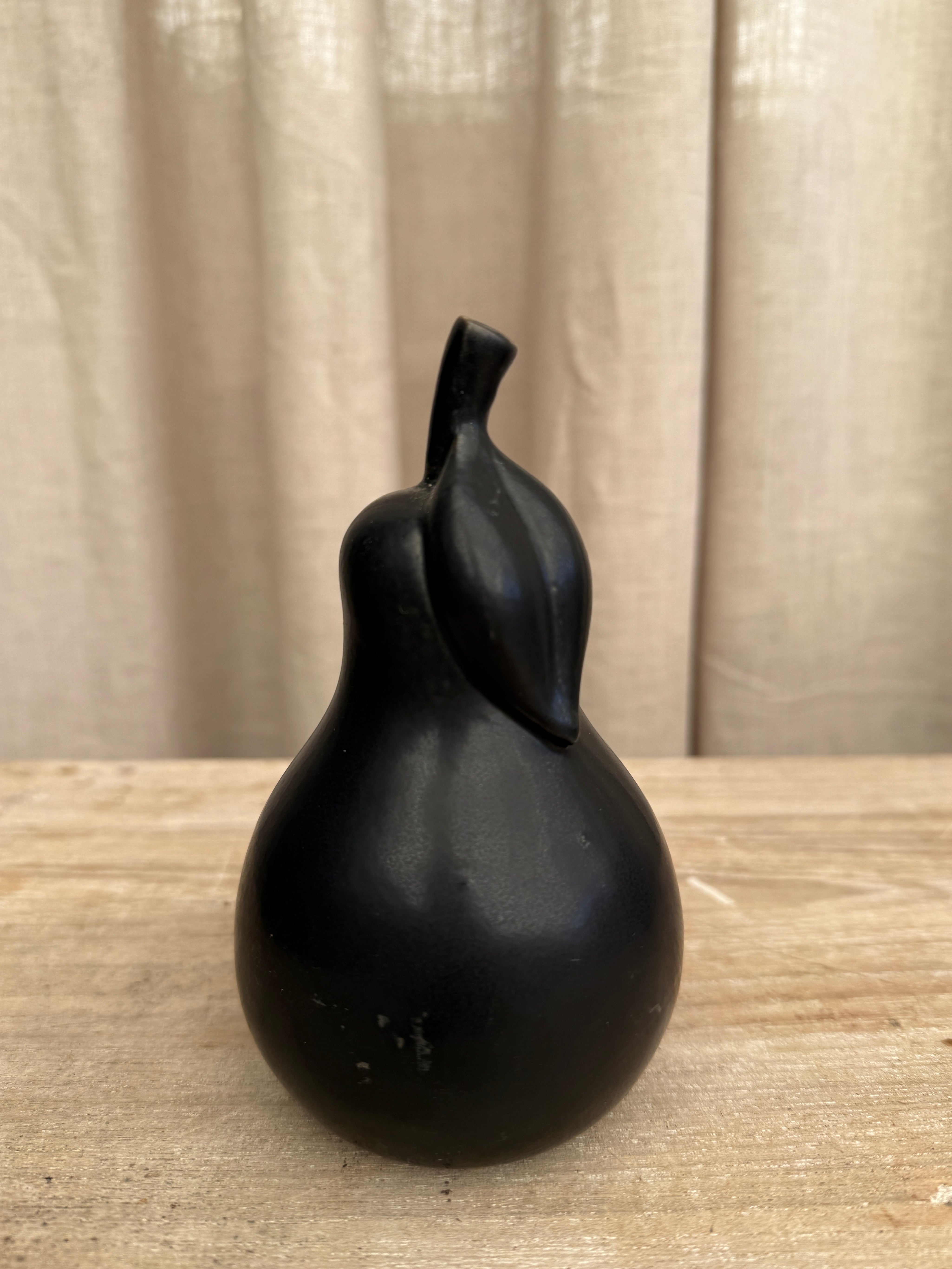 Svart päron i keramik